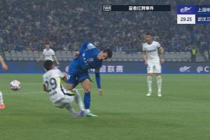 特谢拉与郑浩乾拼抢中蹬到对手吃到黄牌，VAR介入后维持原判